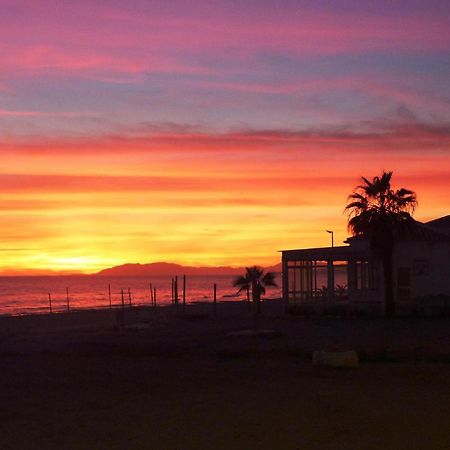 Spacious 1 Bedroom Apartment, Beach Front, Torrox Costa Luaran gambar