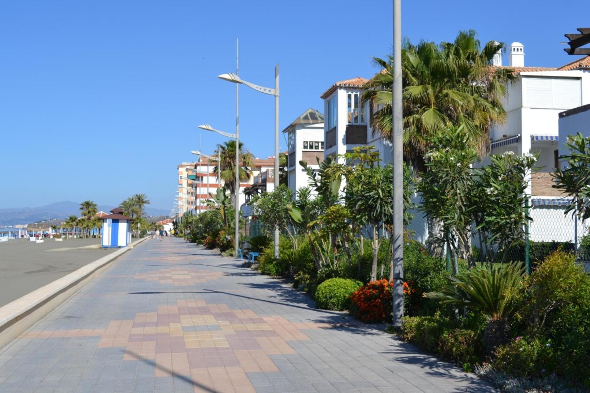 Spacious 1 Bedroom Apartment, Beach Front, Torrox Costa Luaran gambar
