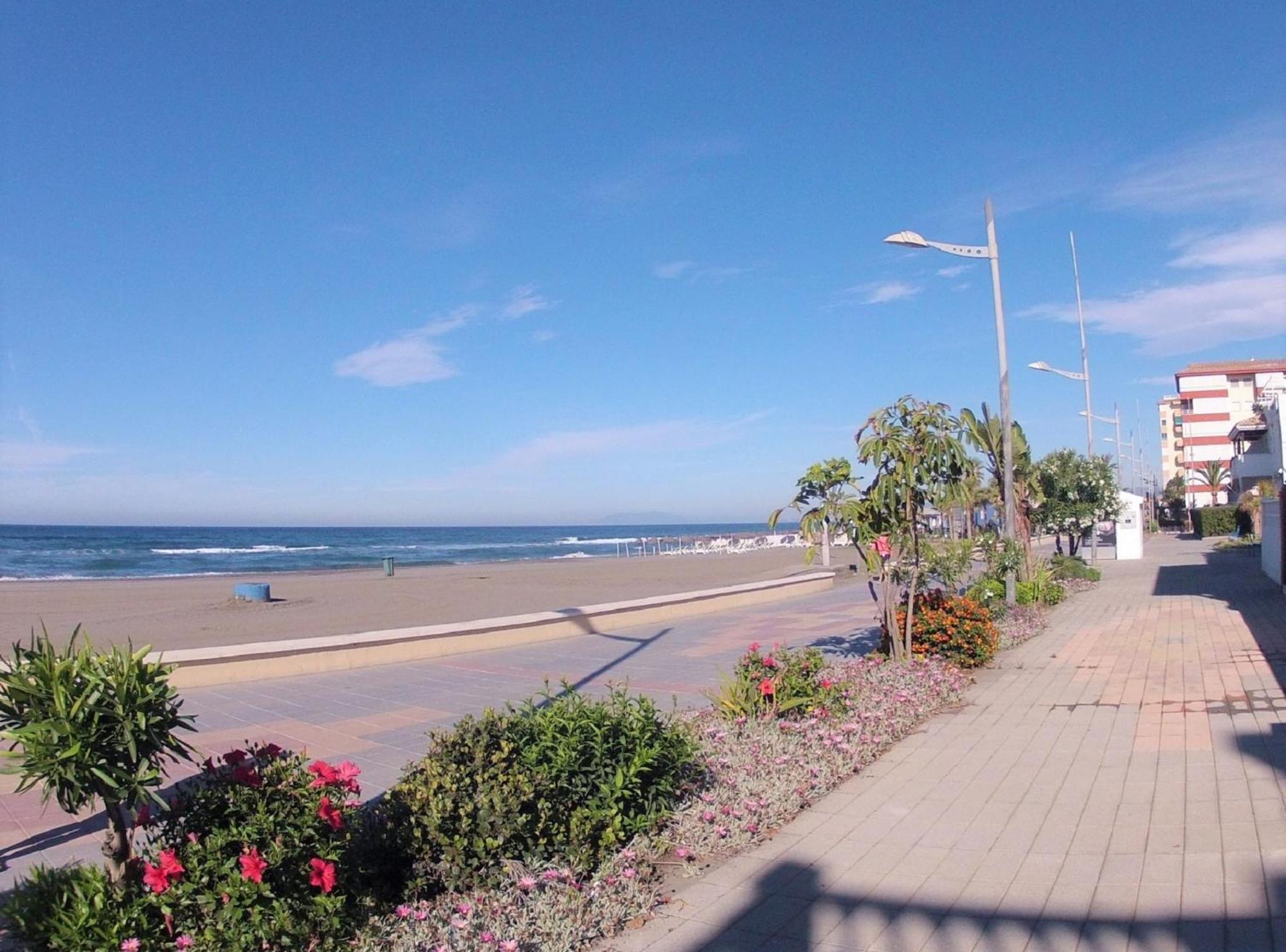 Spacious 1 Bedroom Apartment, Beach Front, Torrox Costa Luaran gambar