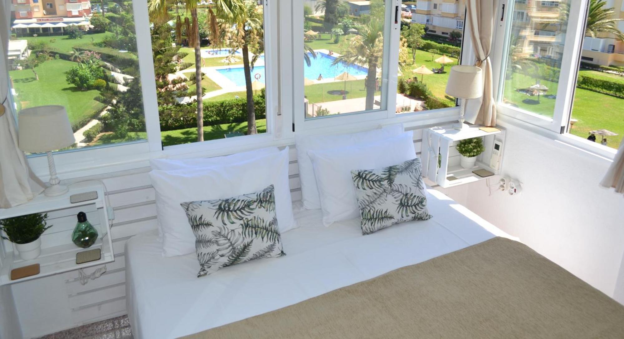 Spacious 1 Bedroom Apartment, Beach Front, Torrox Costa Luaran gambar
